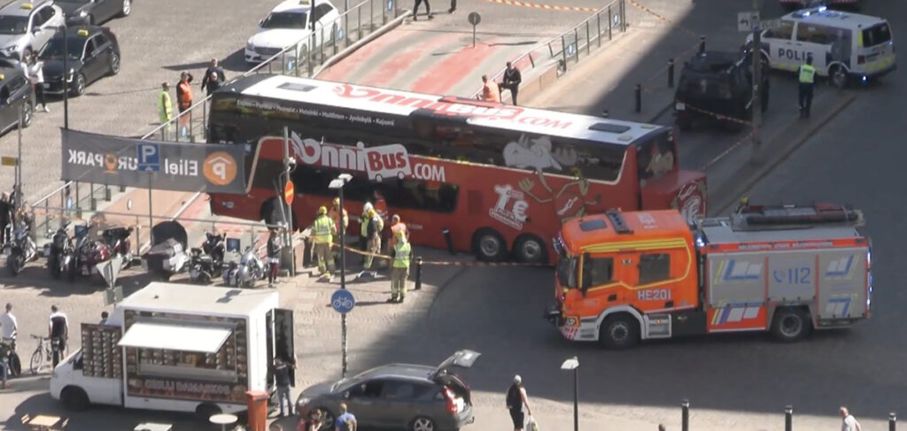 Helsingi kesklinnas sõitis suur buss läbi piirdeaia