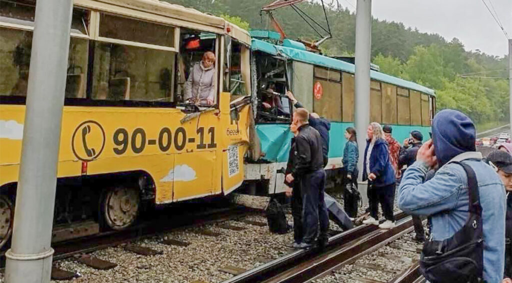 VIDEO: tramm driftis Venemaal, reisijad lendasid välja