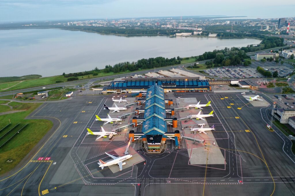 Peterburis maanduma pidanud lennuk suunati droonirünnaku tõttu Tallinna