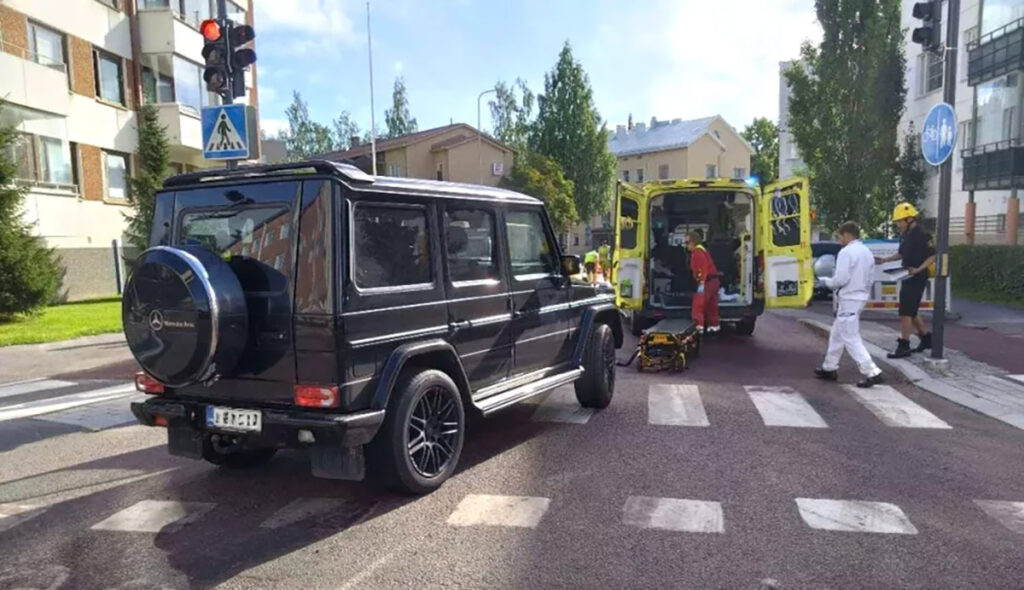 Soomes suri naine, kui auto talle ülekäigurajal otsa sõitis