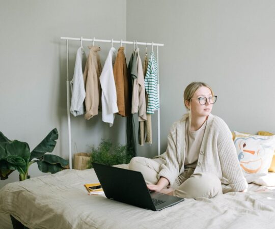 Brüssel soovitab kodus töötamist, et vähendada energiakriisi mõju