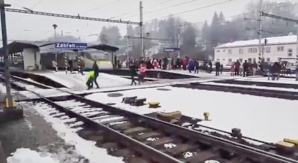 VIDEO: Tšehhis oleks pere äärepealt rongi alla jäänud