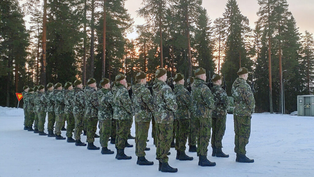 Soome sõjaväes lubatakse edaspidi ka meestel kanda pikki juukseid