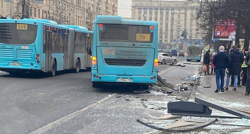 VIDEO: Peterburis sõitis liinibuss rahvahulka, üks inimene hukkus. NB! Nõrganärvilistele mittesoovitav