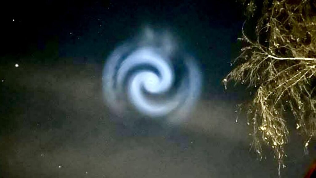 VIDEO: salapärane valguskeeris Euroopa taevas oli tingitud USA kosmoseraketi külmunud kütusest