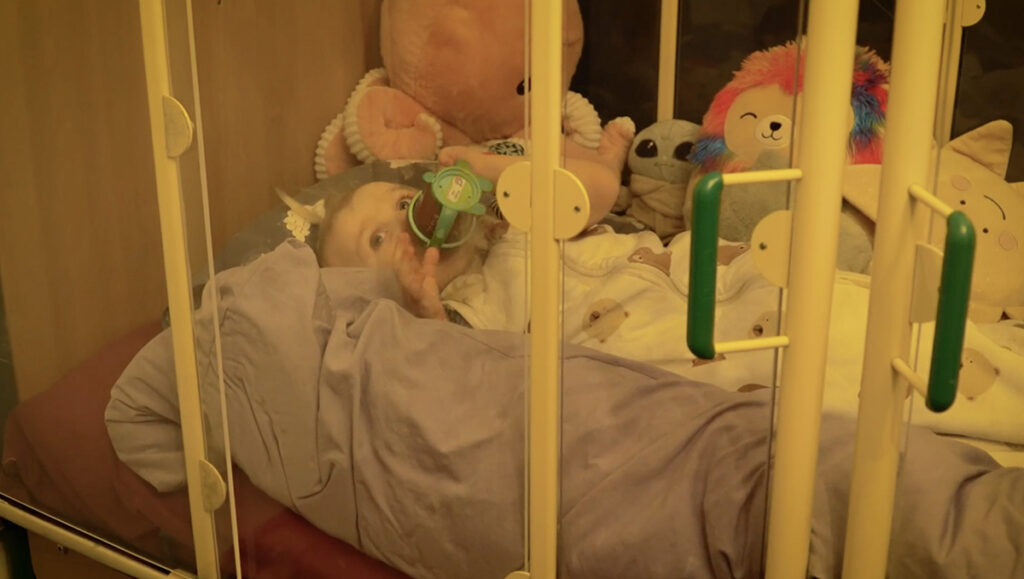 Soome laps sündis pealtnäha tervena – siis aga selgus raske haigus – ema on hirmul eriti öösel