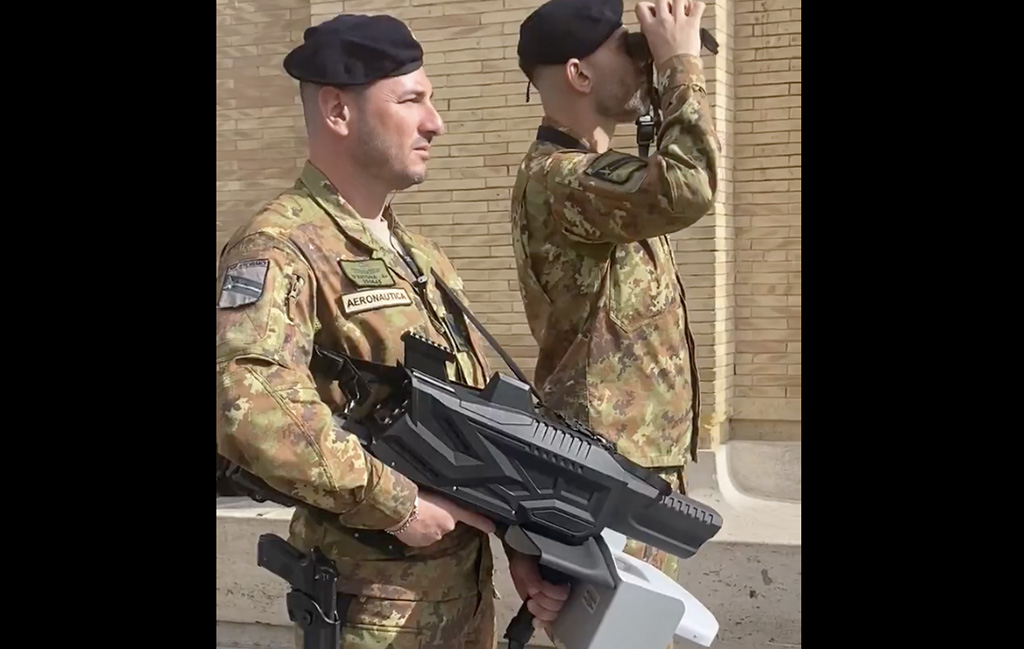 VIDEO: Roomas valvatakse paavsti matuseid selliste relvadega