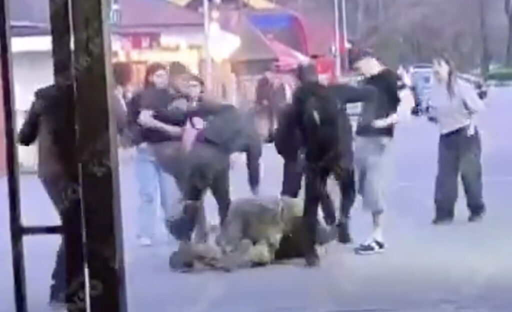 VIDEO: Ukraina noored peksid sõjaväelast NB! Nõrganärvilistele mittesoovitav