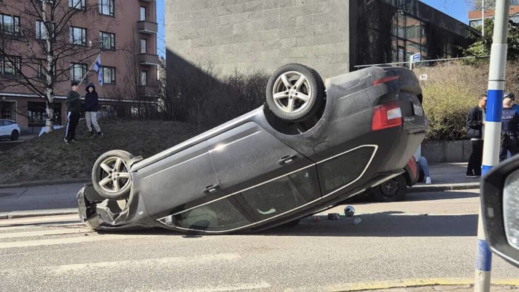 Helsingis lendas taksoauto katusele
