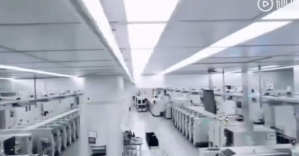 VIDEO: Hiina firma esitles mobiilitehast, kus pole töötajaid