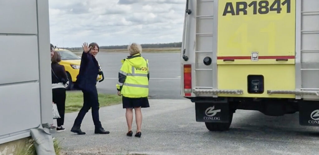 Tom Cruise lahkus Soomest – lehvitas rahvale