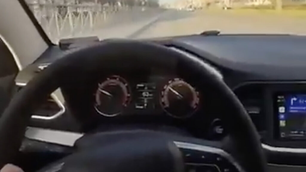 VIDEO: Vene autol läks sõidu ajal rool lukku