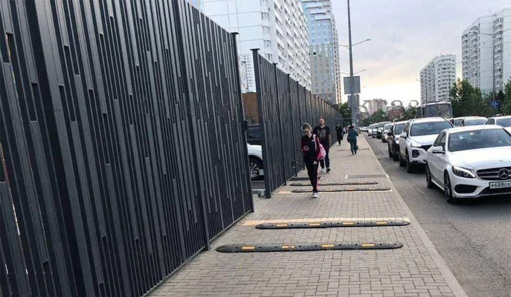 PILTUUDIS: kõnniteedele hakati paigaldama lamavaid politseinikke