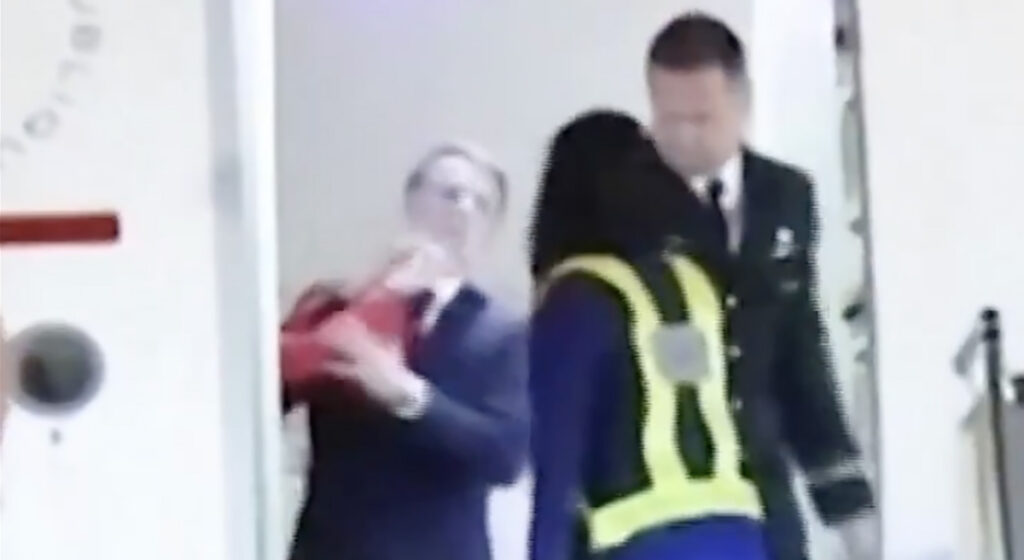 VIDEO: Prantsuse president sai naiselt vastu lõuga