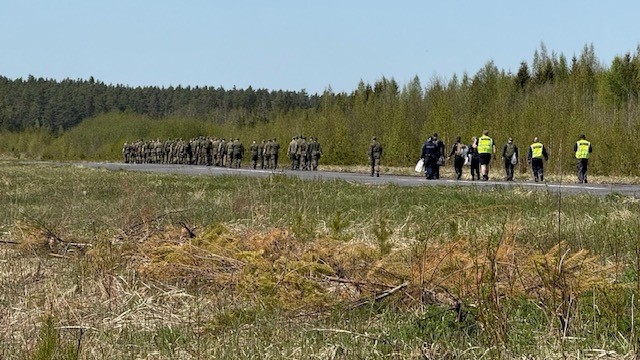 PILTUUDIS: Soome sõdurid pandi Eesti kopterite tükke otsima