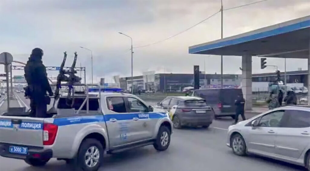 Peterburis toodi sõdurid tänavatele – kogu linn suleti