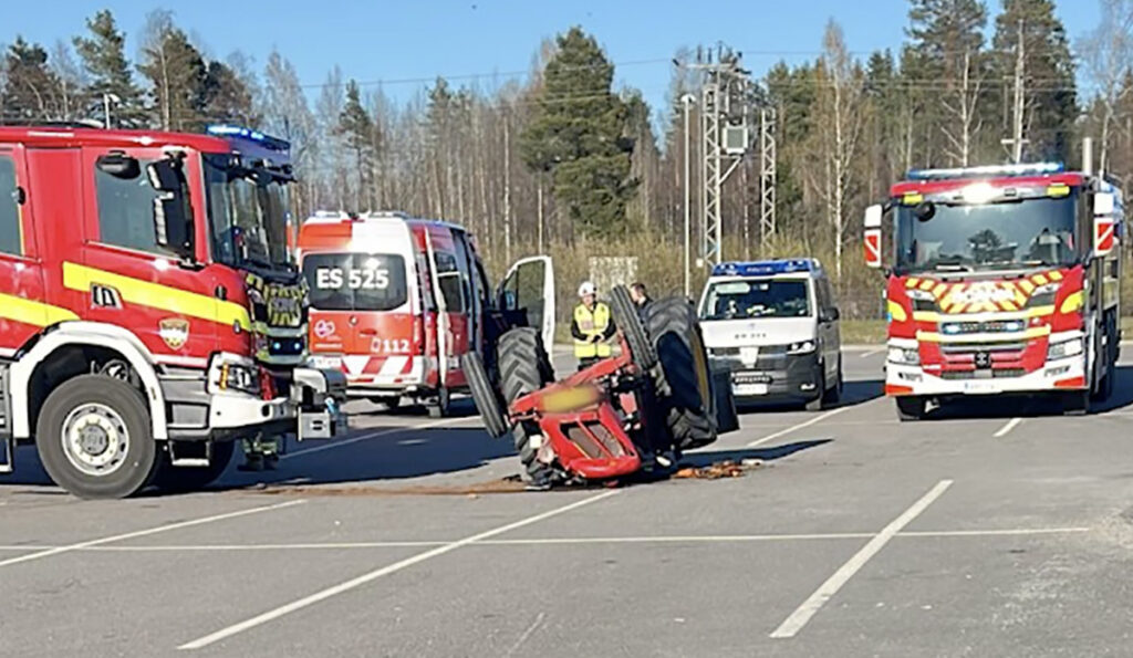 Soomes jäi nooruk Prisma parklas traktori alla