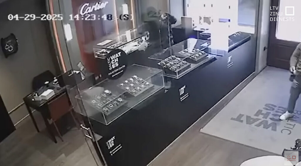 VIDEO: Riias oli suur kellapoe rööv