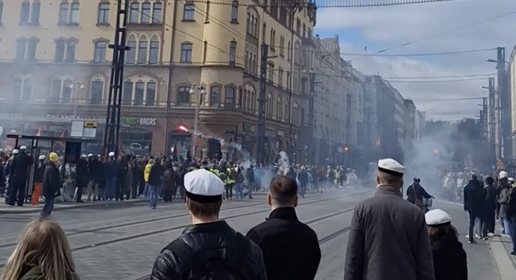 Soomes väljus meeleavaldus kontrolli alt, 15 inimest võeti kinni