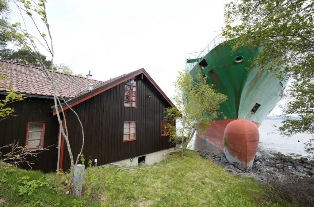 VIDEO: Norras sõitis suur kaubalaev peaaegu elumajja sisse, peremees ei kuulnud midagi