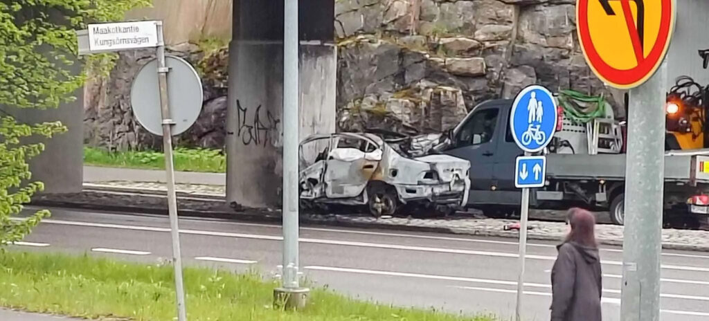 Vantaal sõitis auto vastu sillaposti ja hävis täielikult