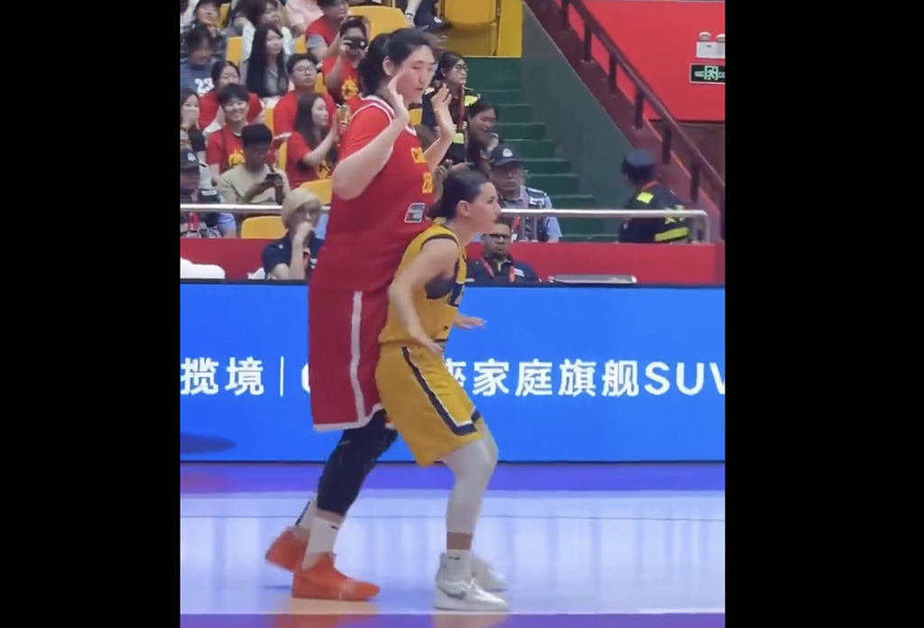 VIDEO: Hiina naiste korvpallikoondise 18-aastane mängija oma esimesel matšil