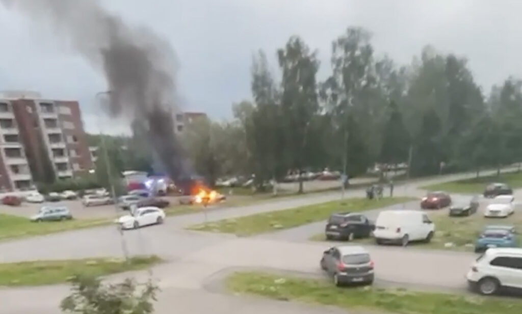 Soomes põles auto, mööduja päästis juhi elu