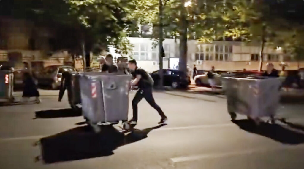 VIDEO: Serbias algas mäss – rahvas püstitab barrikaade