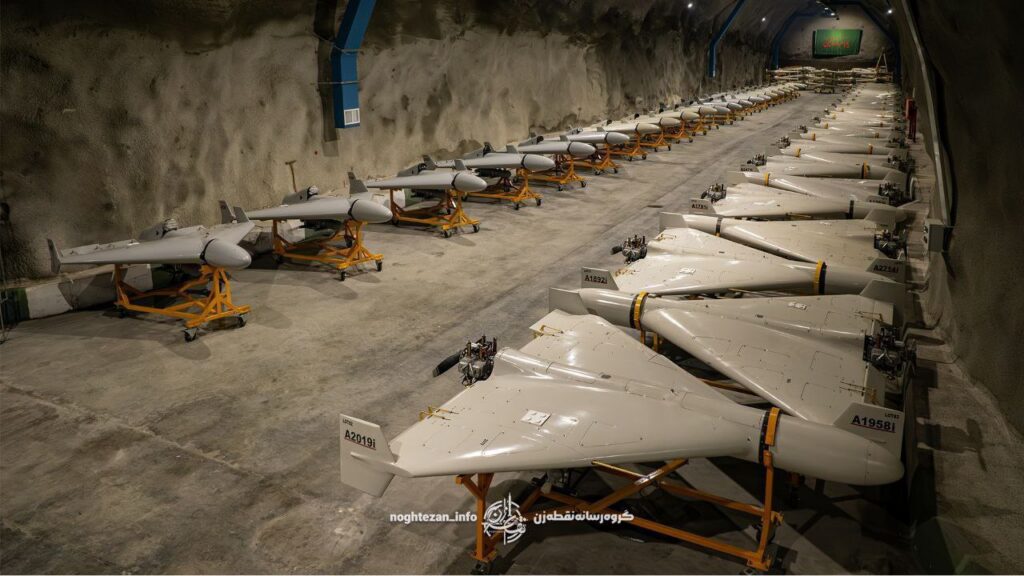 PILDID: Iraan näitas oma droonivarusid