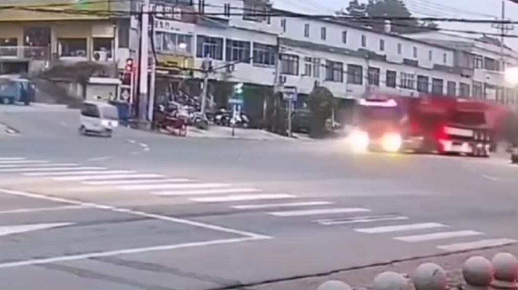 VIDEO: Hiinas juhtus üks kummalisemaid liiklusõnnetusi