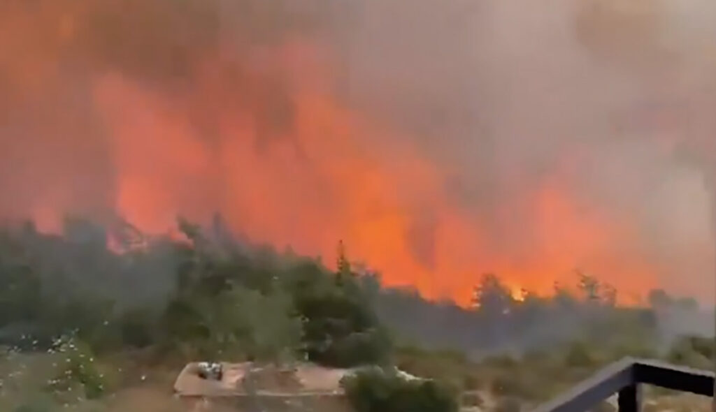 VIDEO: Türgi puhkepiirkonnas möllavad tulekahjud, turistid on lõksus