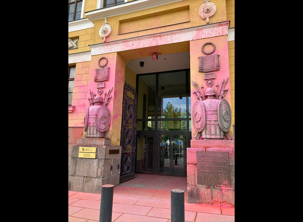 Soomes määriti kaitseministeeriumi punase värviga, sündmuskohalt leiti üks ese