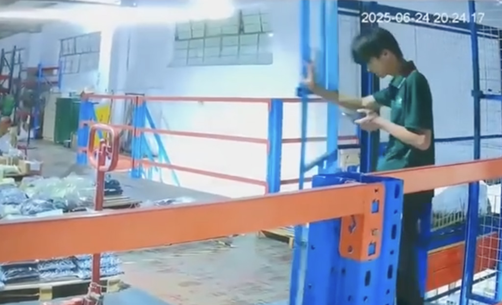 VIDEO: Hiinas kukkus töötaja liftišahti, kuna oli ninapidi telefonis