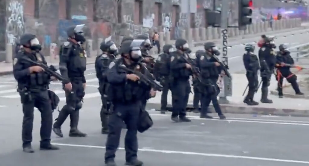 USA valitsus saadab eriväelased Los Angelese mässu maha suruma