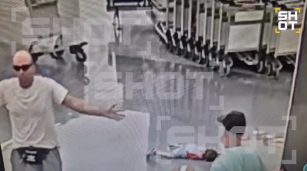 VIDEO: Moskva lennujaamas viskas mees lapse vastu põrandat NB! Nõrganärvilistele mittesoovitav