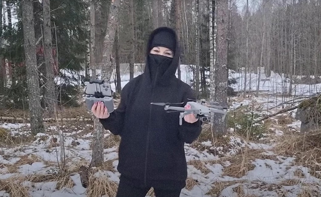 Maskis naine lennutab droone Soome idaosas ja edastab Vene propagandat – kes ta selline on?