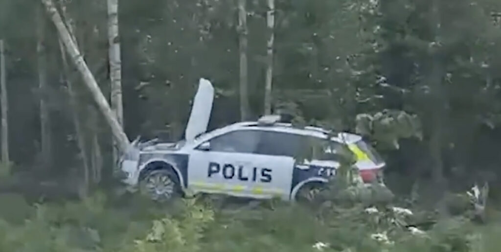 Soomes sõitis politseiauto vastu puud