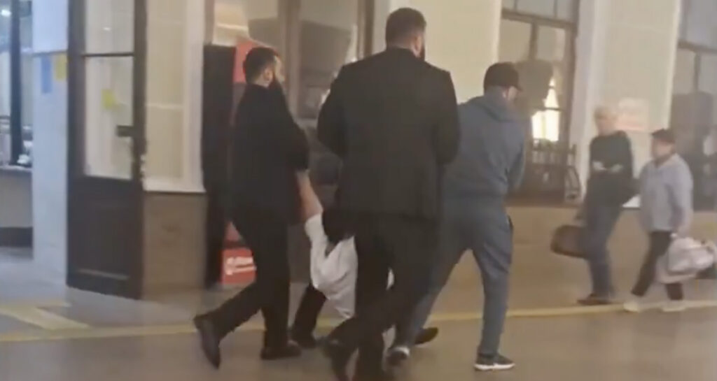 VIDEO: Moskvas rööviti mees päise päeva ajal tänaval, politsei vaatas pealt