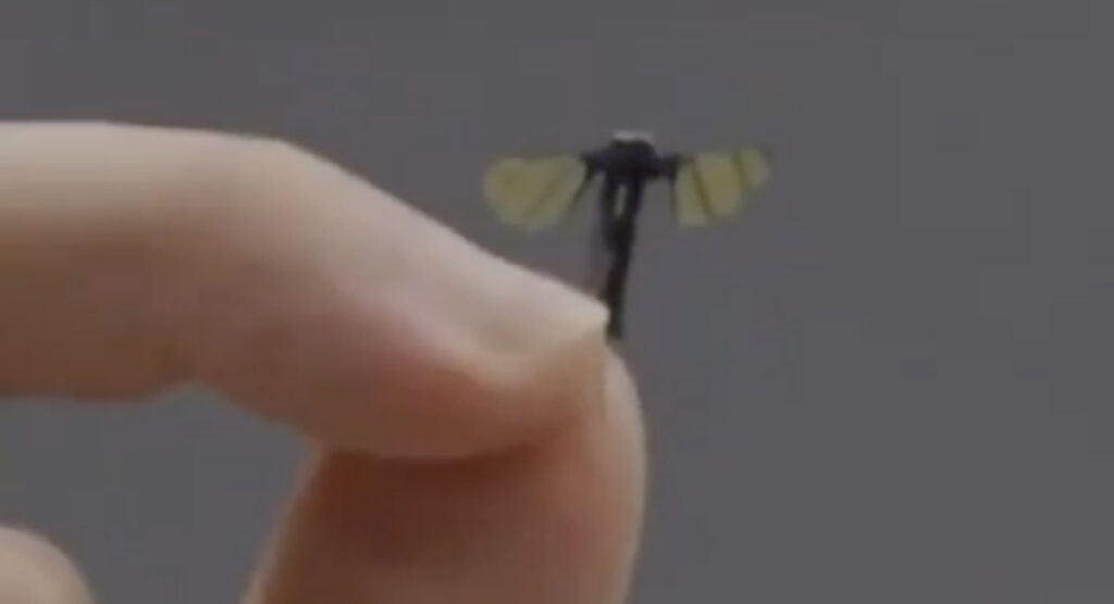 VIDEO: Hiina sõjavägi esitles sääsesuurust luuredrooni