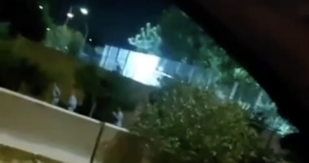 VIDEO: Iraanis tabas rakett vanglat, vangid jooksid laiali