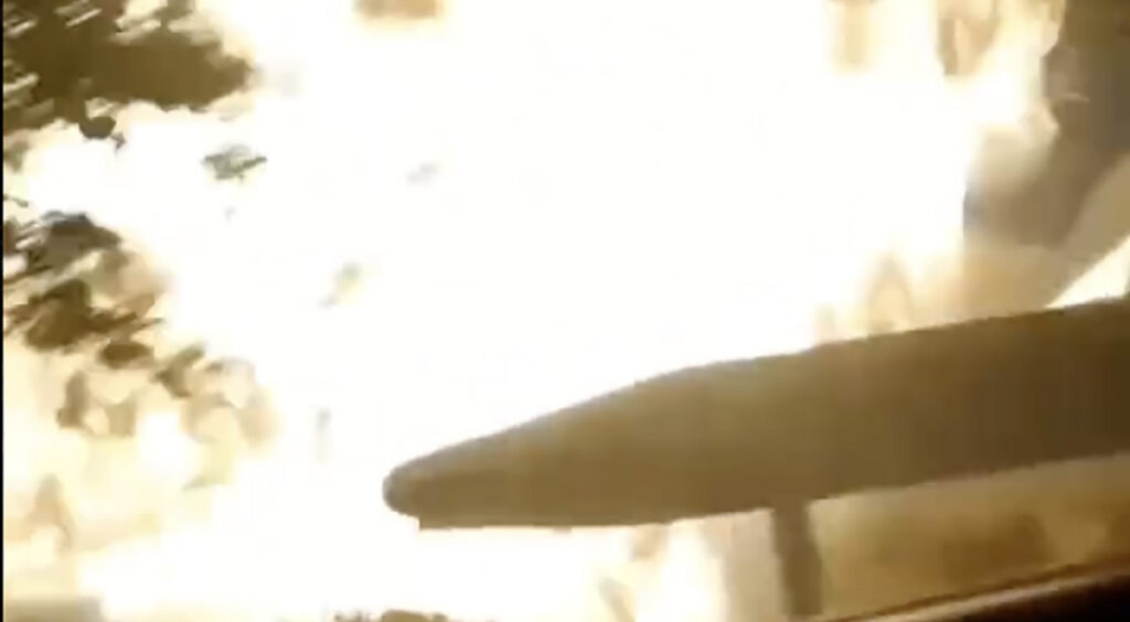 VIDEO: Ukrainas vallandus pärast tabamust tulemöll – pihta sai suur relvaladu