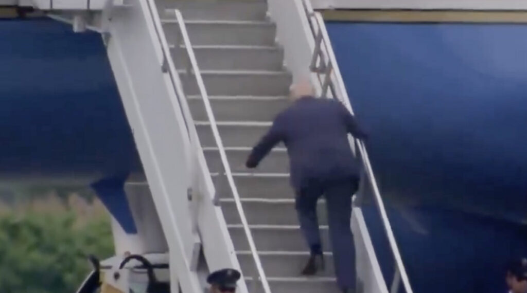 VIDEO: Trump komistas lennuki trepil nagu Biden