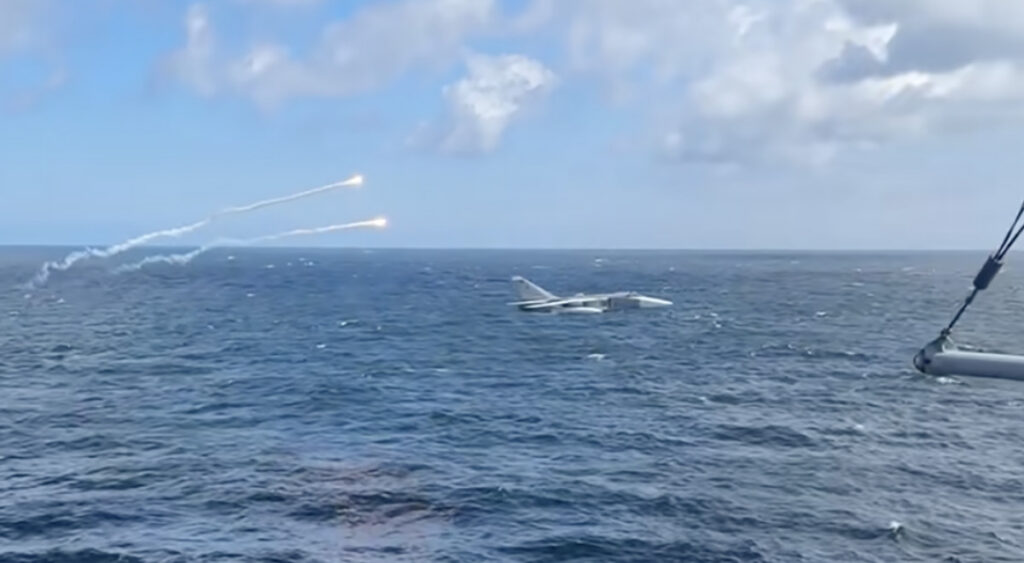 VIDEO: Vene sõjalennuk lendab Läänemerel üle USA sõjalaeva