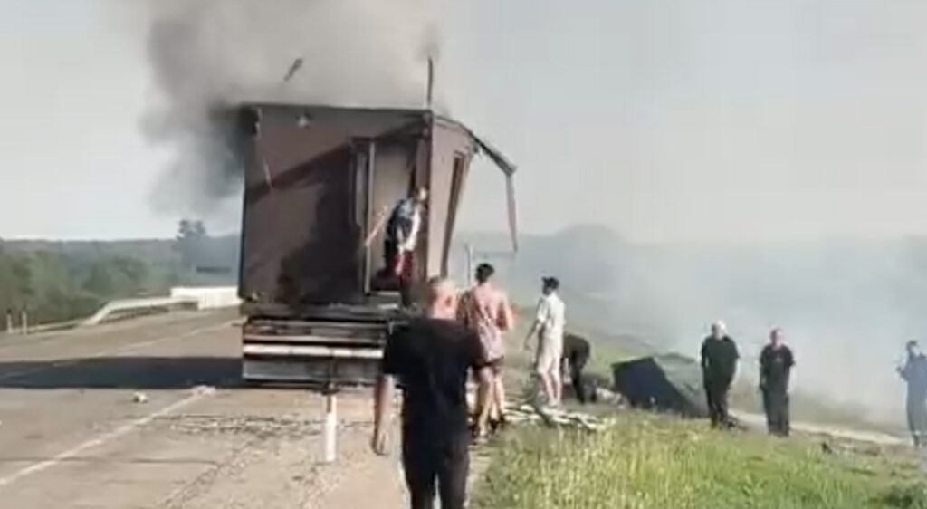 VIDEO: üks veok Ukraina droonidega süttis Venemaal põlema