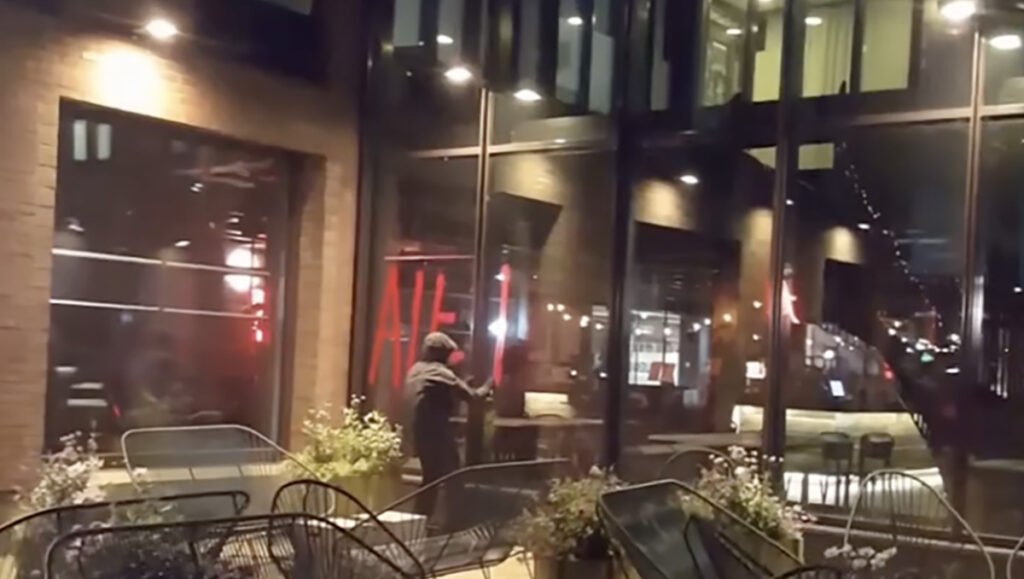 Helsingit tabas suur värvirünnak