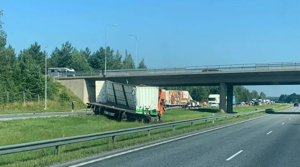 Helsingi suunal on maanteel avarii, liiklus seisab