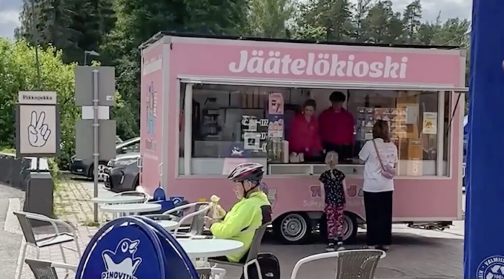 Helsingis avati jäätisekiosk, kus saab suve jooksul tööd 24 noort