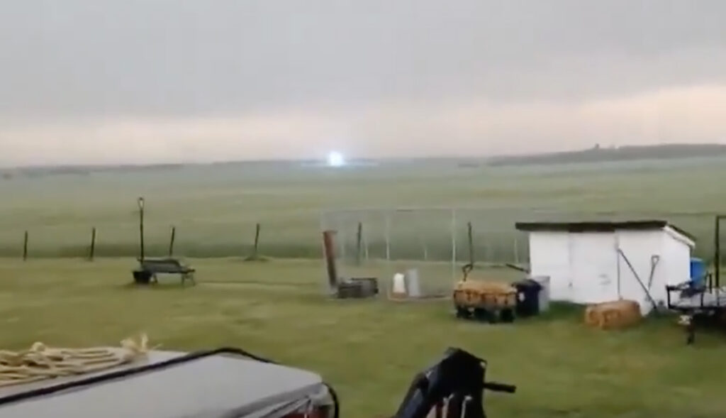 VIDEO: Kanadas oli põllul keravälk