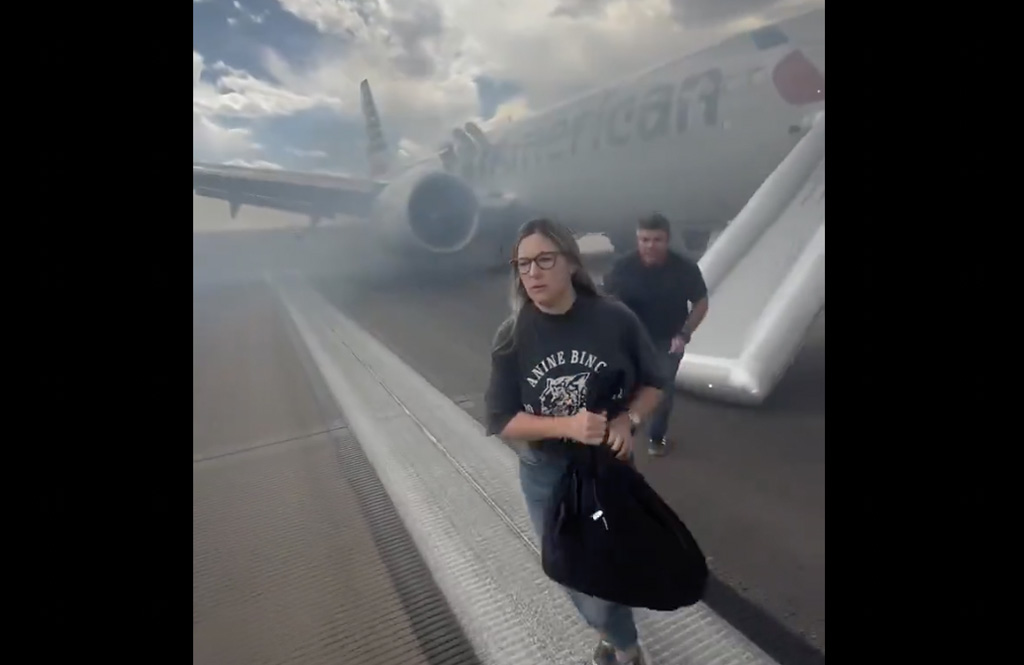 VIDEO: USA-s läks lennuk lennujaamas põlema, reisijad põgenesid paanikas