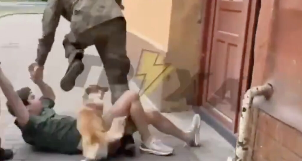 VIDEO: lähed Ukrainas koeraga jalutama, lõpetad rindel NB! nõrganärvilistele mittesoovitav